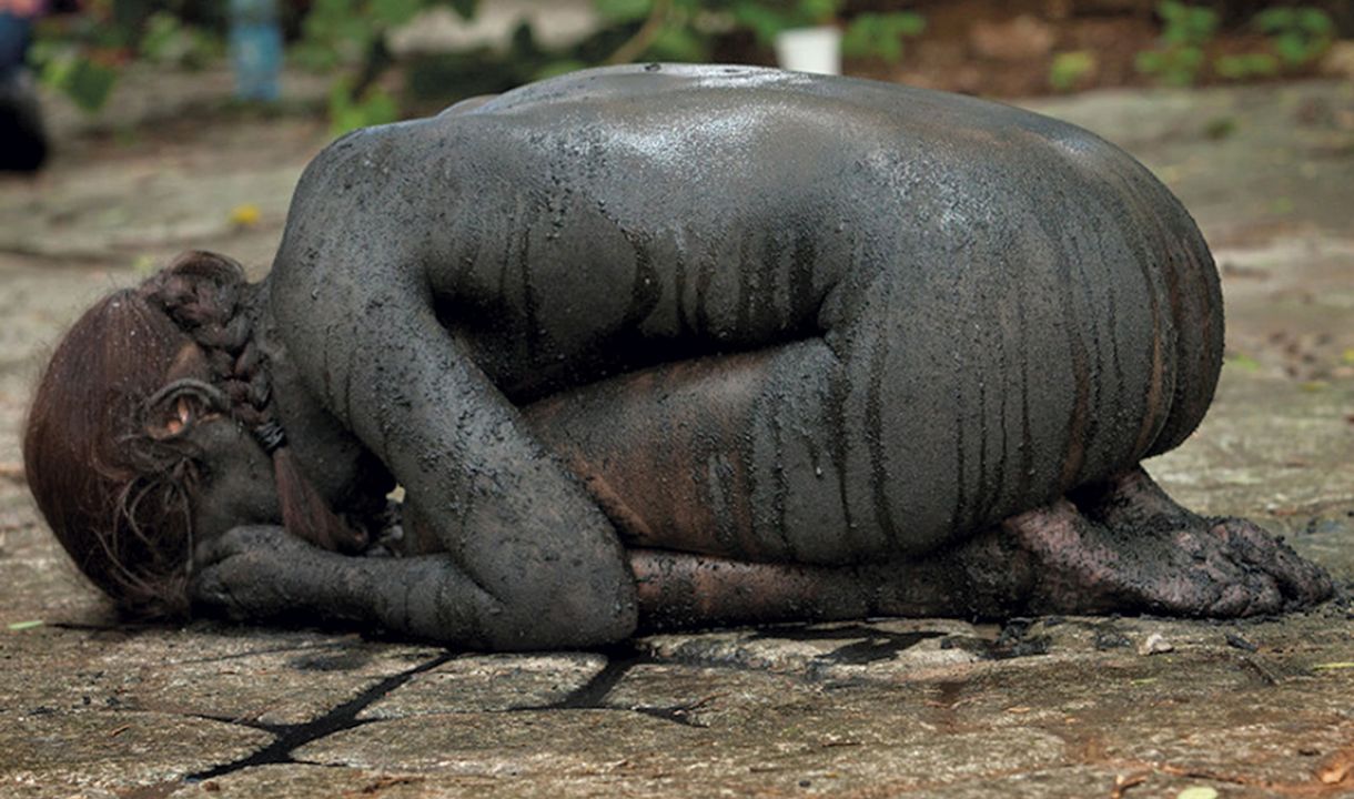 Na obra 'Pedra', Regina José Galindo discute a sujeição do corpo feminino