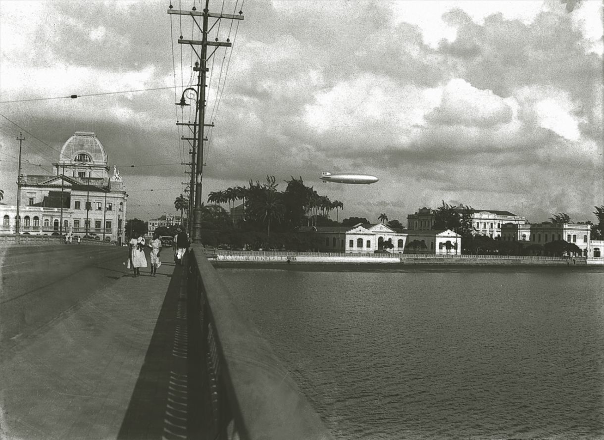 Passagem do Zeppelin pelo Recife, na década de 1930