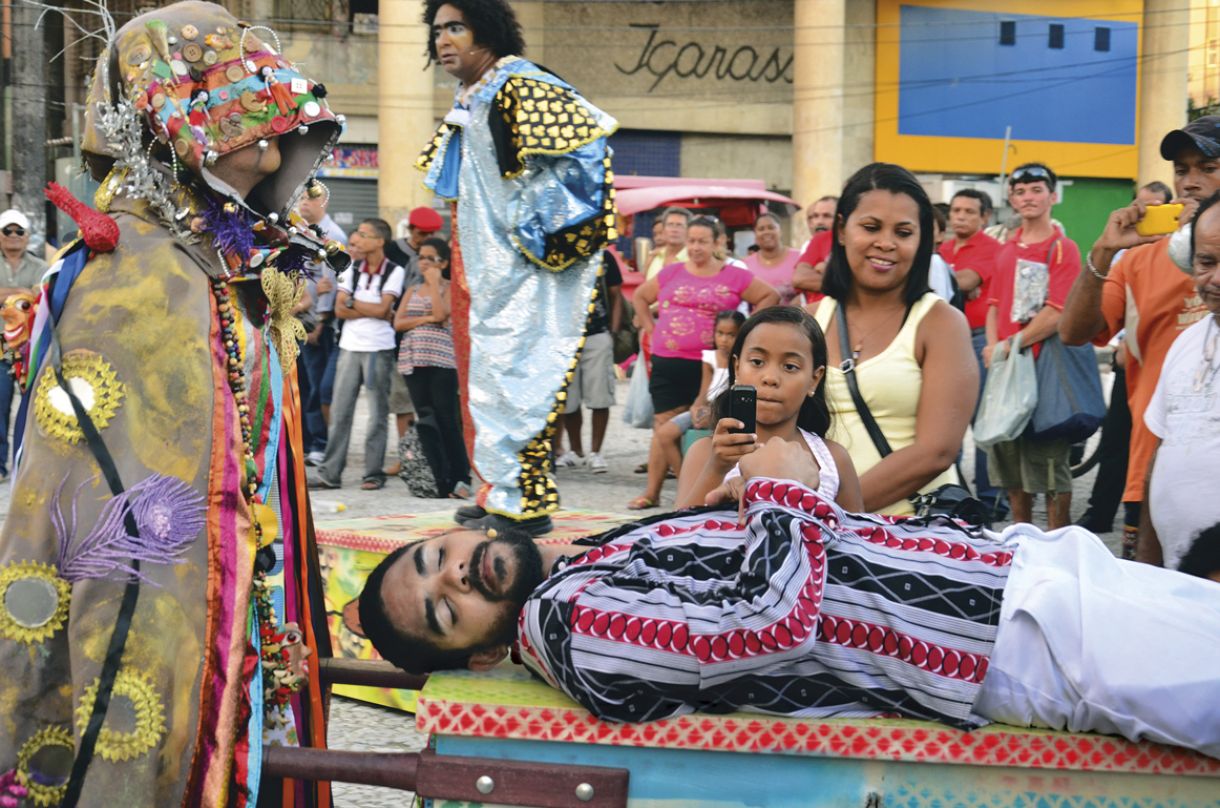 Espetáculo 'Cafuringa' é encenado na Praça do Carmo, no centro do Recife