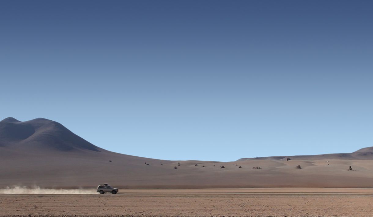 Eric Laurence seguiu sozinho para o deserto chileno, onde terminou de gravar o filme que planejara com o amigo Mário Duques