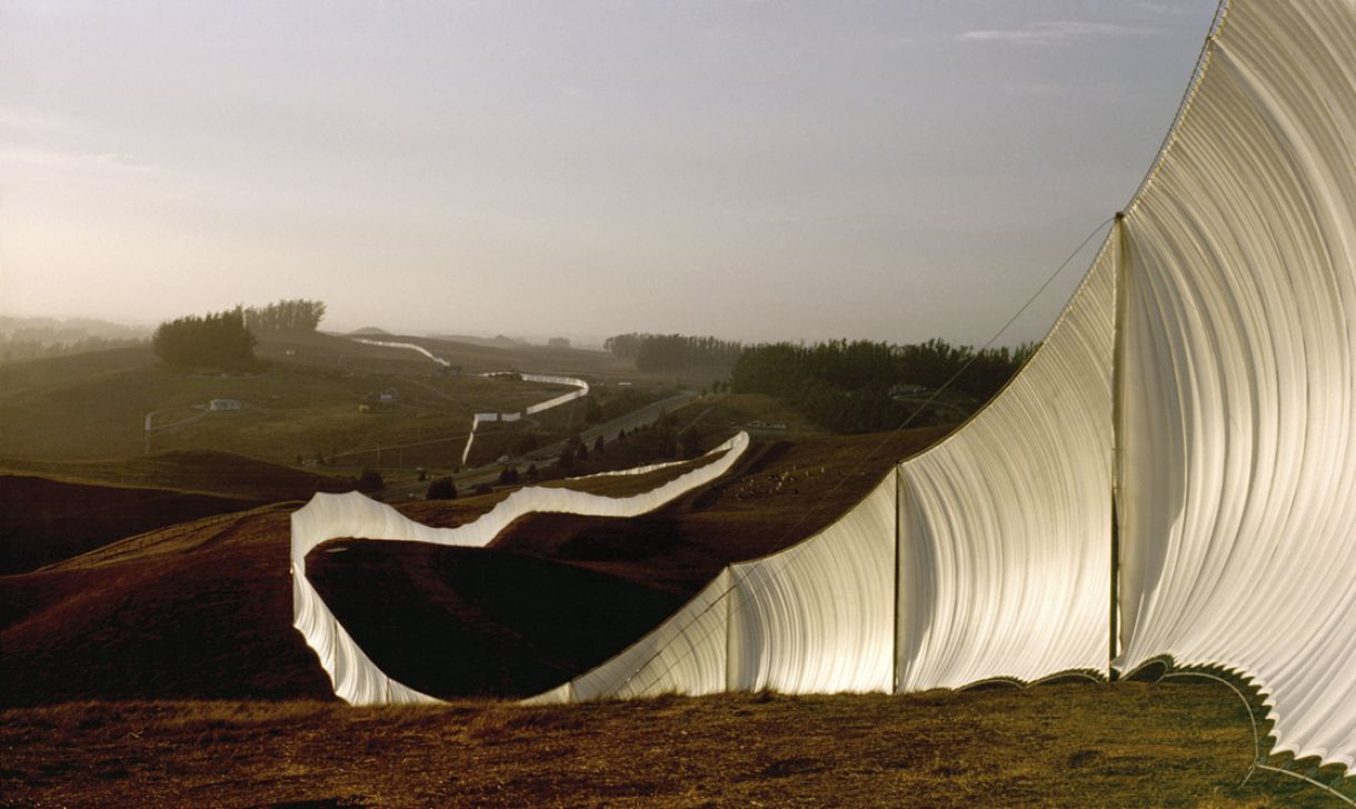 'Running fence', de Christo & Jeanne-Claude, levou quatro anos para ser erguida, em uma extensão de 39,4 km