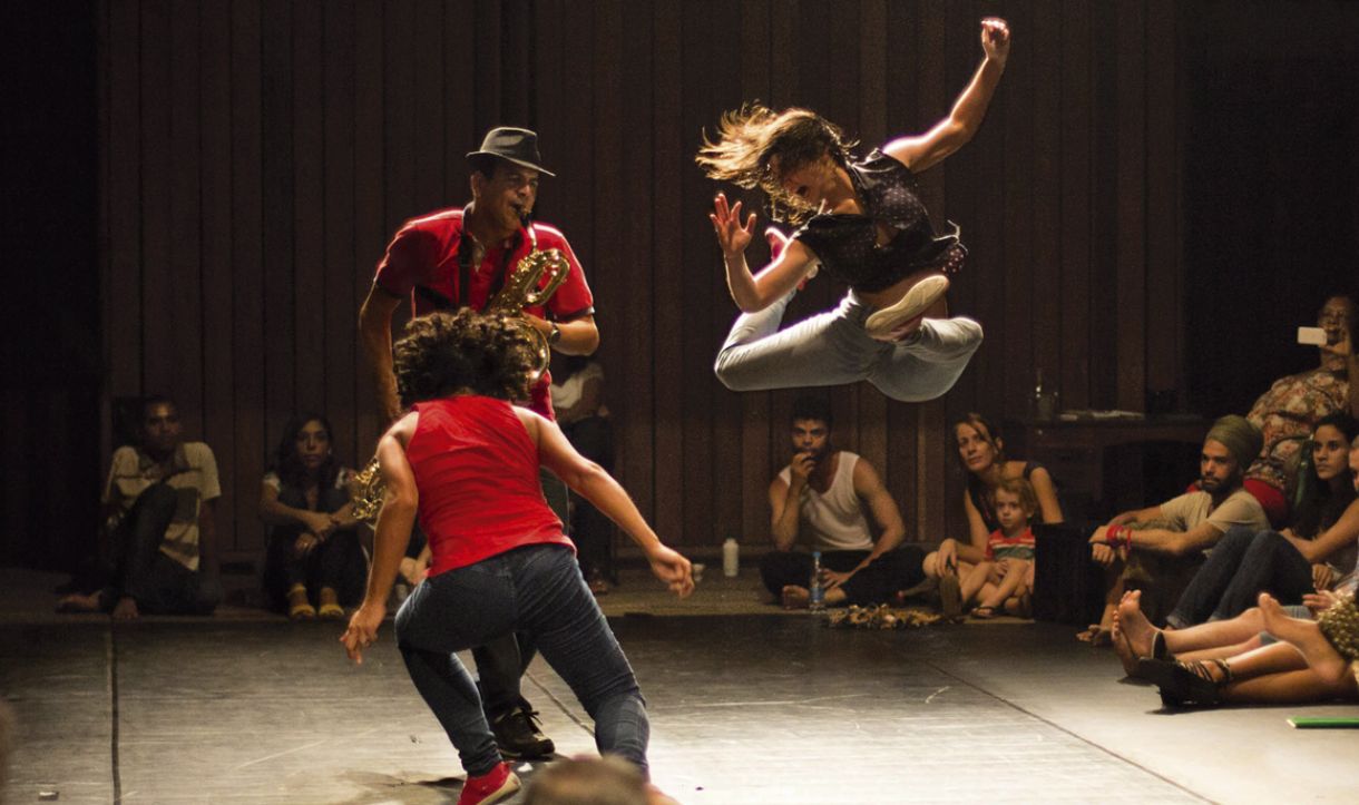 'Frevo de casa', com bailarinas e músicos no palco, é marcado pela interação