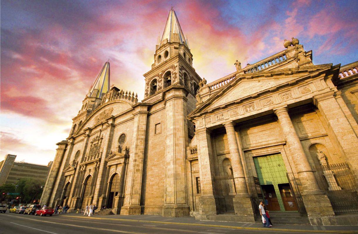 A presença hispânica na arquitetura colonial da Catedral de Guadalajara e no Palácio do Governo