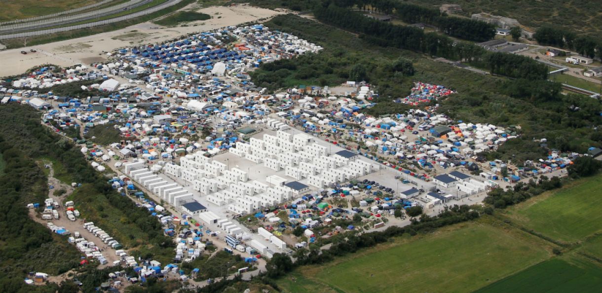 Tendas, barracas e contêineres se espalhavam na sela de Calais; em outubro de 2016, o governo francês mandou derrubar tudo