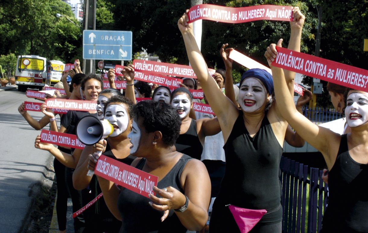 Desde sua criação em 1989, as Loucas da Pedra Lilás trabalham temas como violência de gênero e saúde sexual