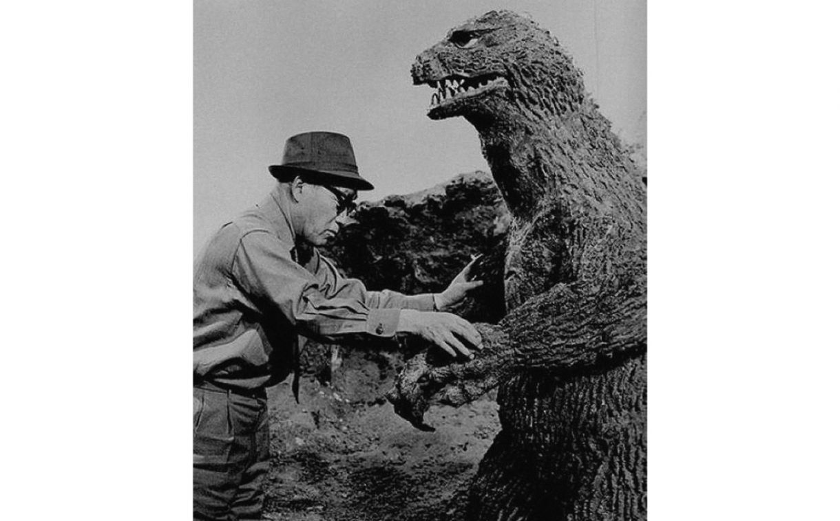 Diretor de efeitos especiais, Eiji Tsburaya introduziu em Gojira a técnica do suitmation