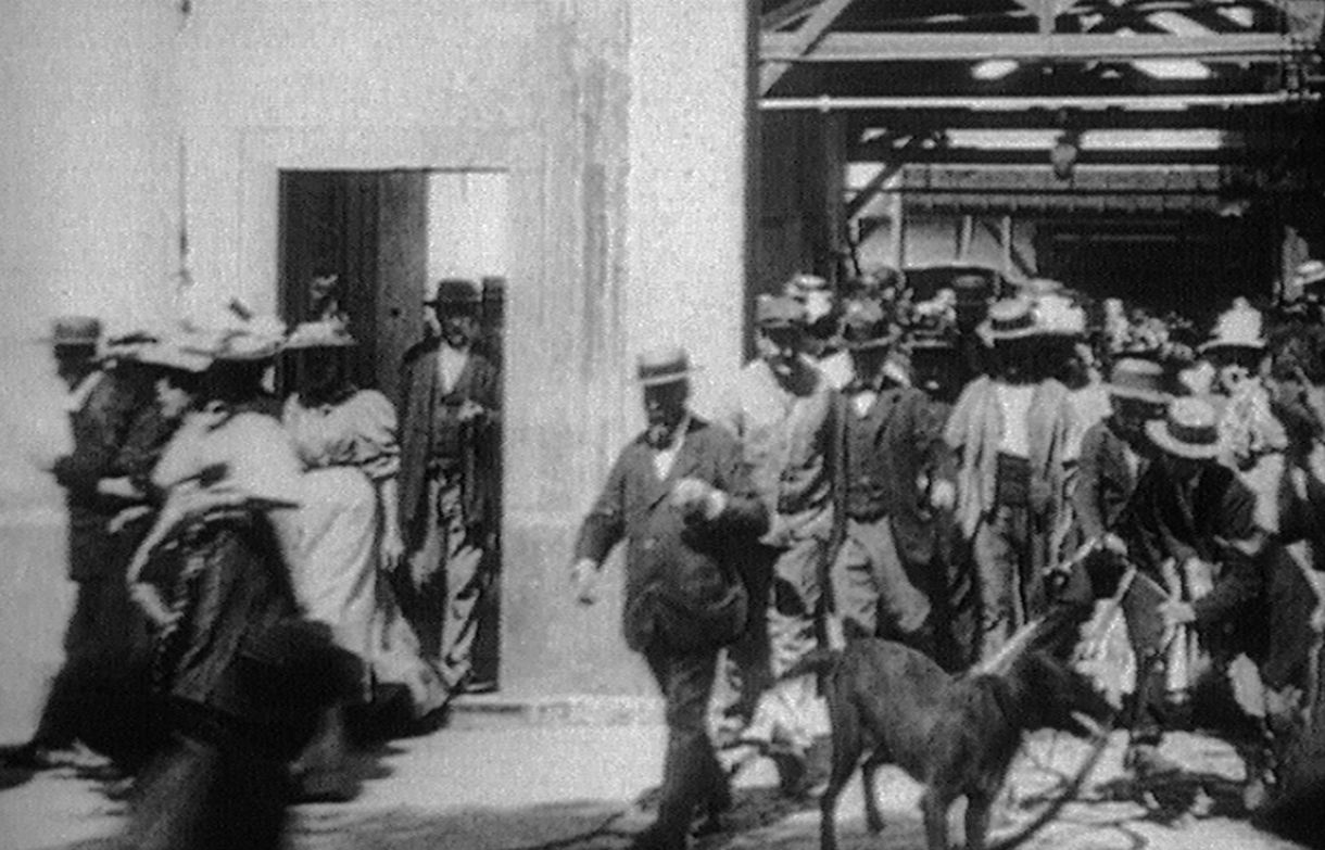 A primeira imagem em movimento dos irmãos Lumière retrata a saída de trabalhadores da fábrica