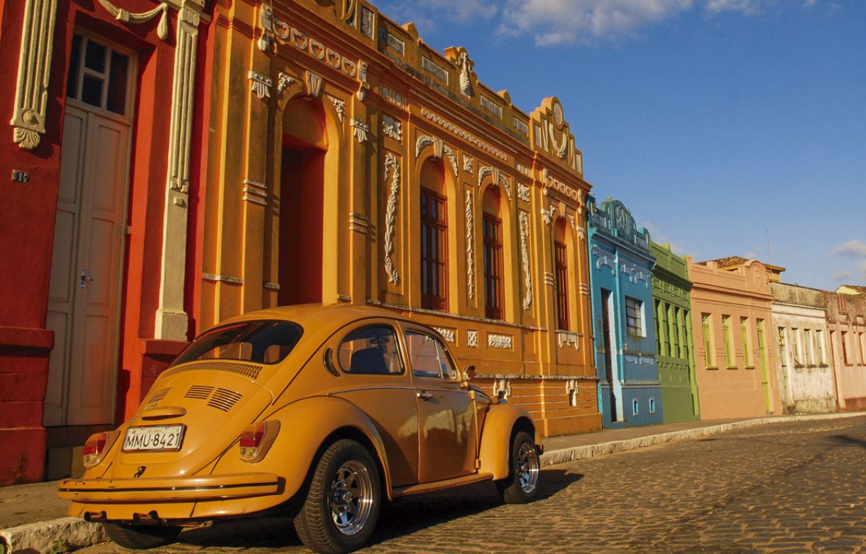 Tombado pelo Iphan, antigo casario colorido traz charme à cidade