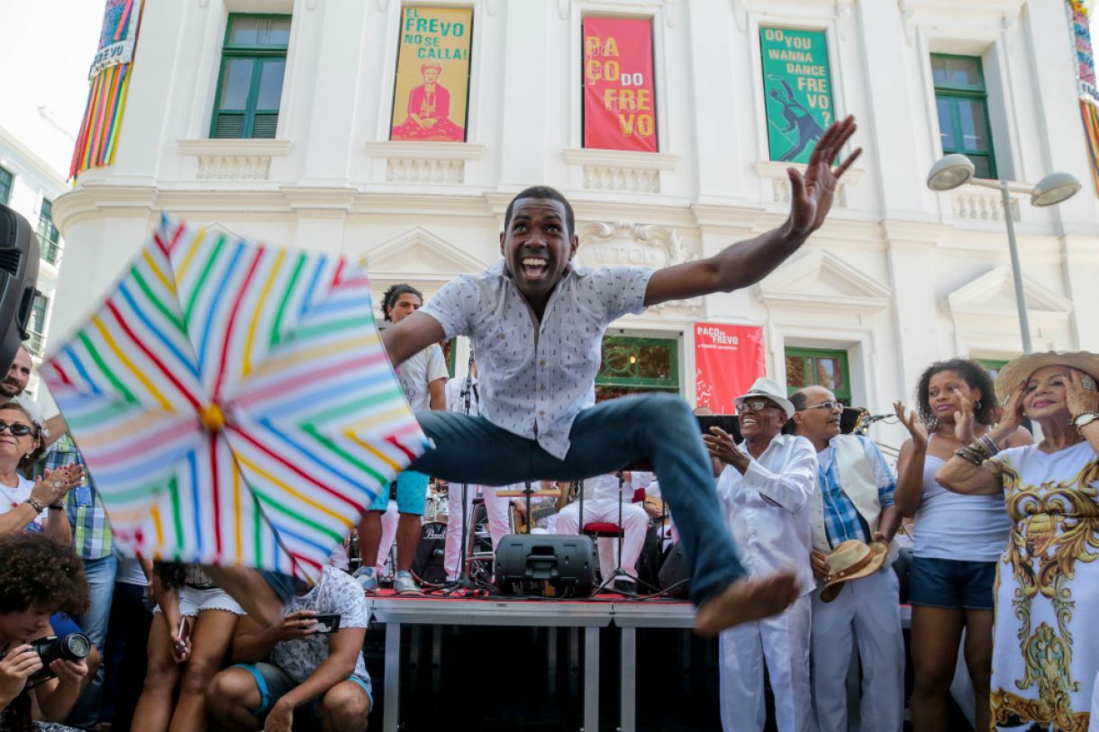 Apresentação de dança e música em frente ao Paço do Frevo movimenta o Bairro do Recife