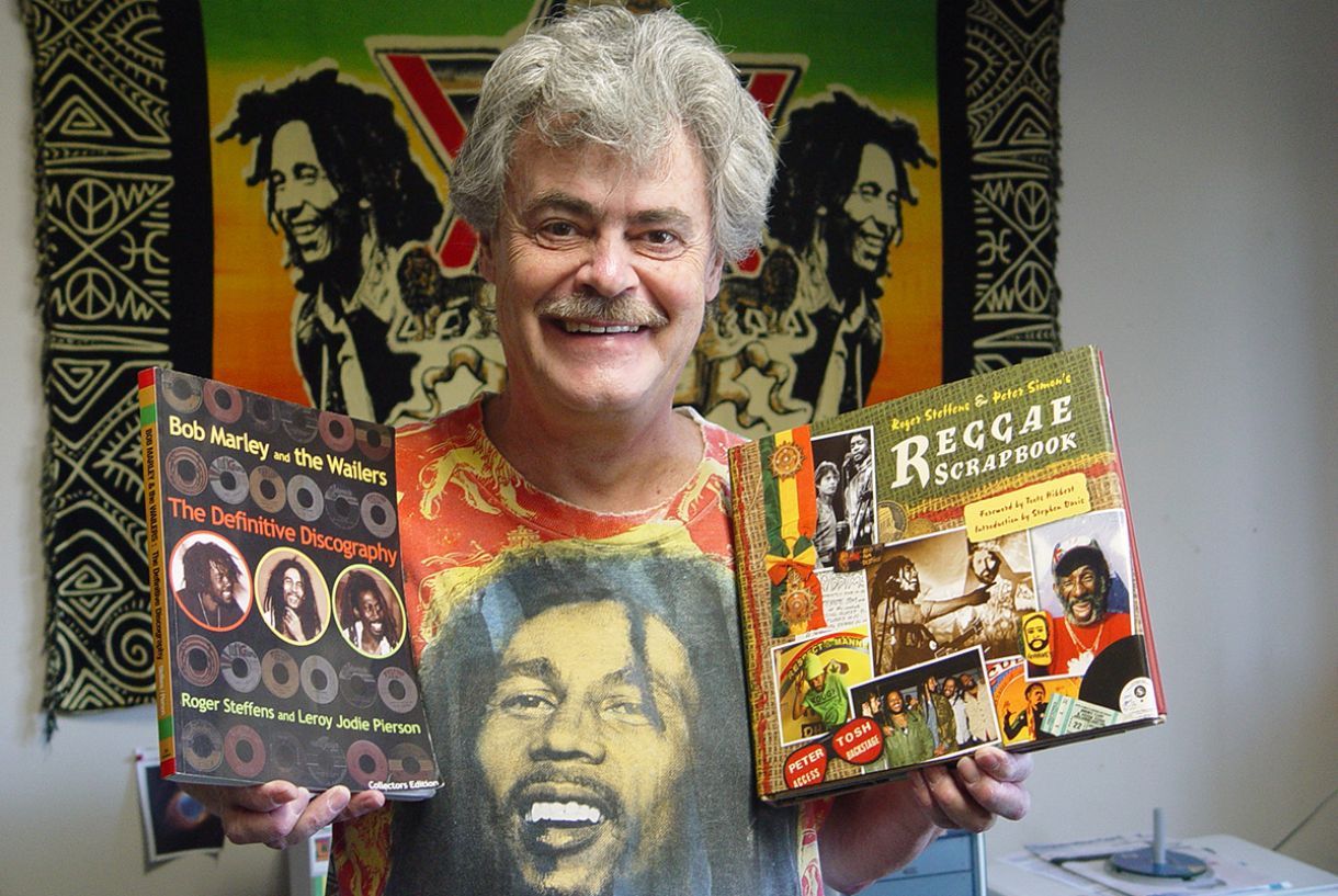 O pesquisador e colecionador norte-americano Roger Steffens guarda um museu do reggae em sua casa