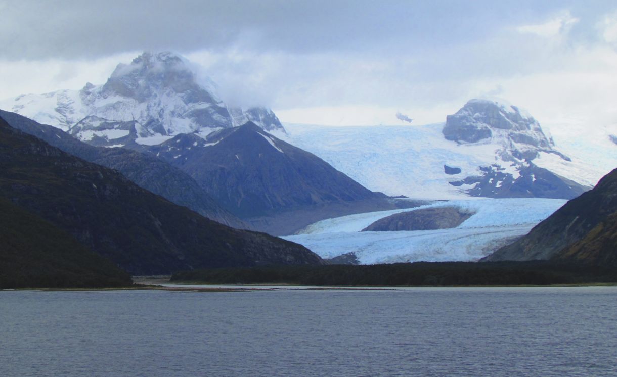 Ao entrar nesta avenida, no braço noroeste do Canal Beagle, visitante avista imensos blocos de geleiras