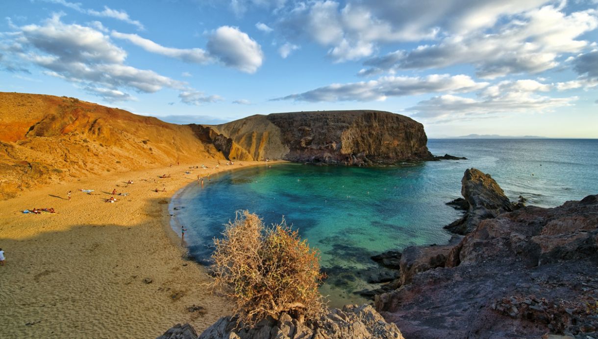 Território espanhol, Lanzarote tem 850 km², sendo dividida em sete municípios. O turismo é sua maior fonte de renda