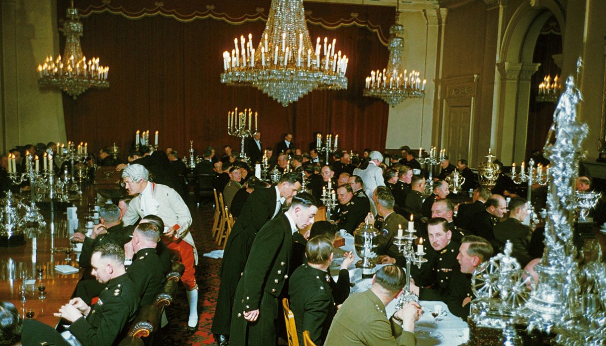 Garçons vestem-se a rigor para servir oficiais em Woolwich, em Londres, nos anos 1970