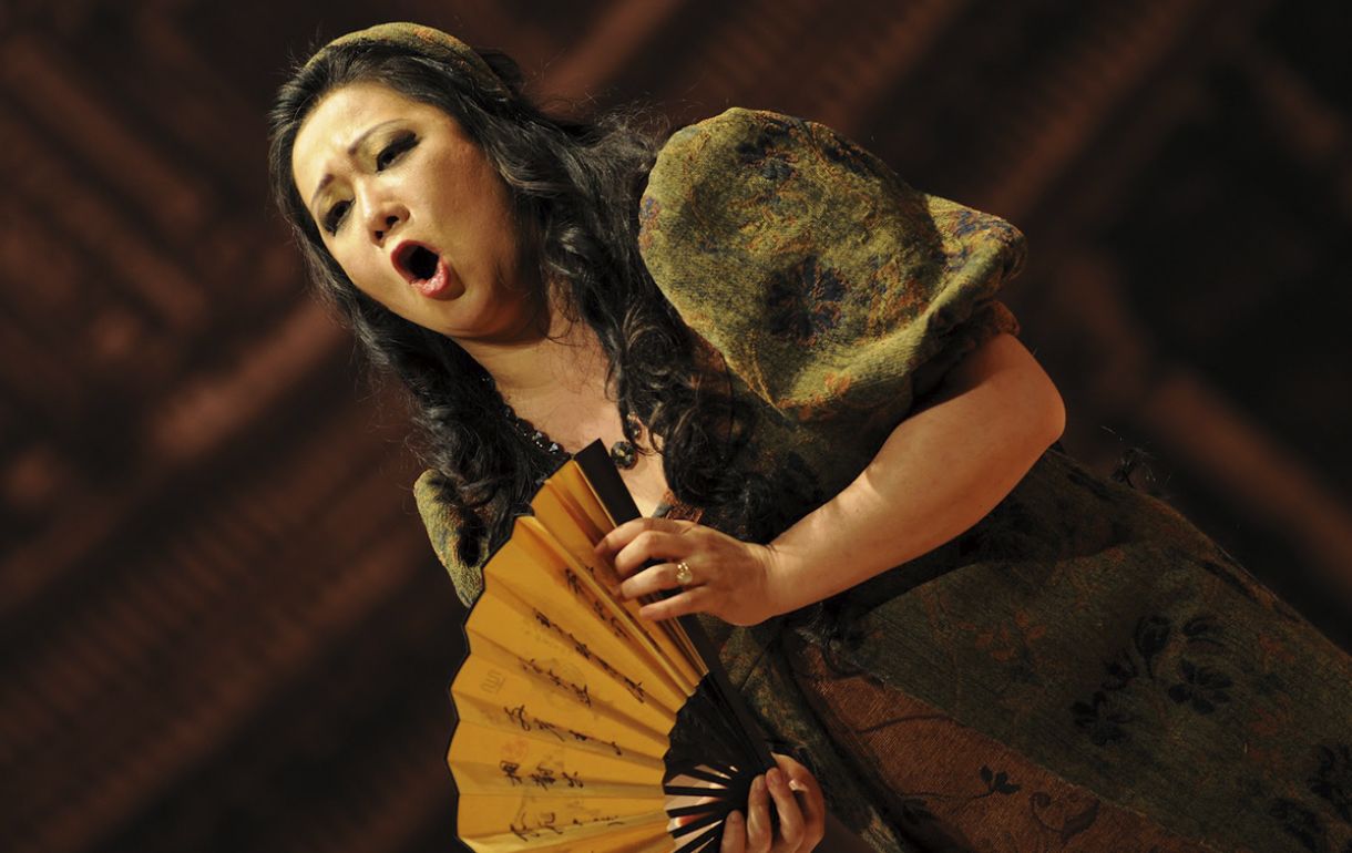 Soprano Eiko Senda apresenta-se na noite de abertura