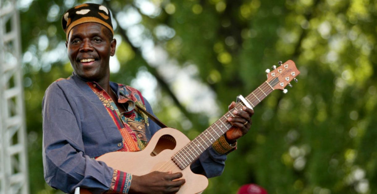 Oliver Mtukudzi, cantor e compositor do Zimbábue, faleceu em março deste ano