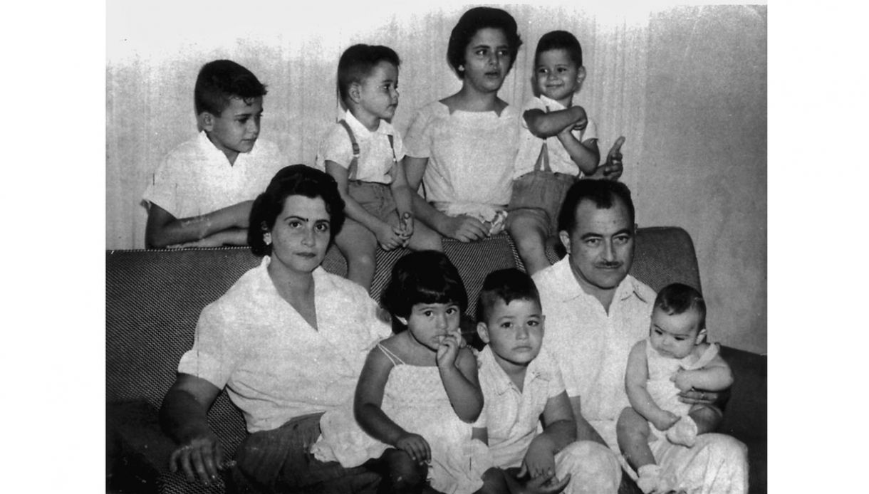 Arraes com sua primeira mulher, Célia de Souza Leão, e filhos na residência da família, em 1959. Neste período, José Almino estava em Friburgo, no Rio de Janeiro, onde estudava