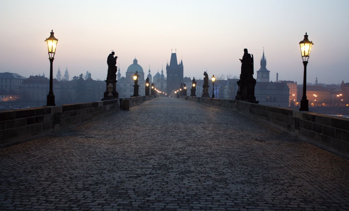 Charles Bridge é um dos pontos de maior convergência de turistas. Sobre ela também se difunde uma história fantasmagórica