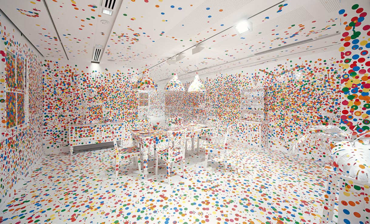 'Obliteration Room'. O espectador pode intervir colando adesivos circulares coloridos nas paredes e móveis brancos