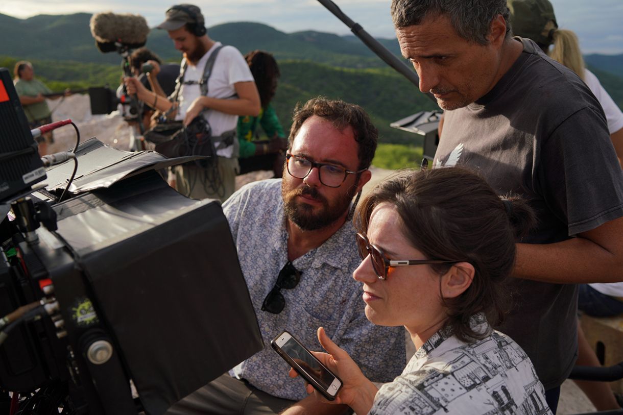 Juliano Dornelles, Emilie Lesclaux e Kleber Mendonça Filho no 'set' de 'Bacurau'