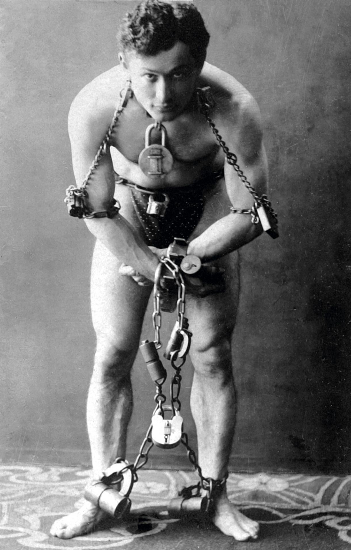 Especialista em truques de escapismo, Harry Houdini morreu ao ser desafiado por um espectador