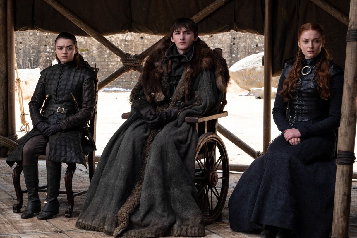 Arya, Bran e Sansa na cena da reunião do conselho, em que foi escolhido o novo rei