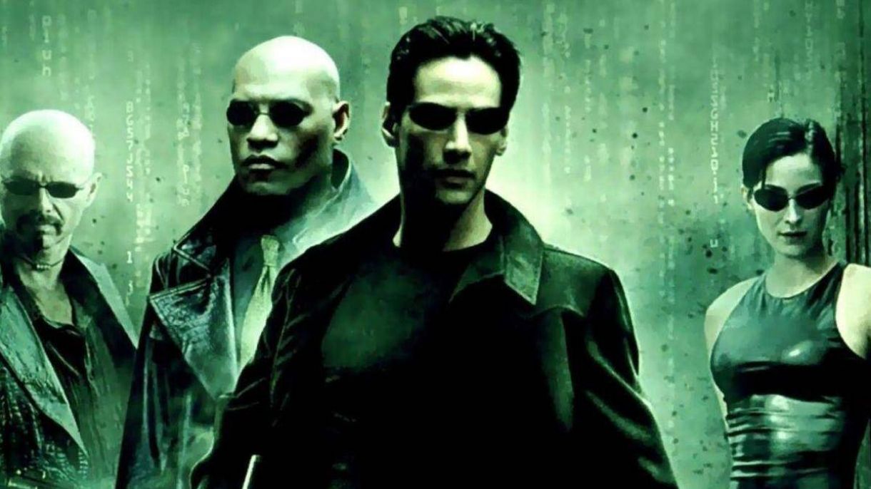 Os personagens Agente Smith (Hugo Weaving), Morpheus (Lawrence Fishburne), Neo (Keanu Reeves) e Trinity (Carrie Anne-Moss)