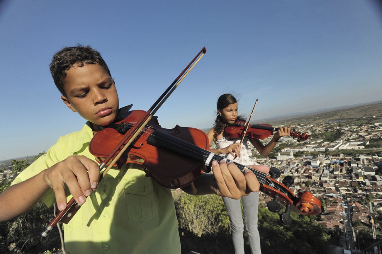 Vanderson, 11, e Vanessa, 13, são alunos da sociedade e aguardam novo apoio do CPM