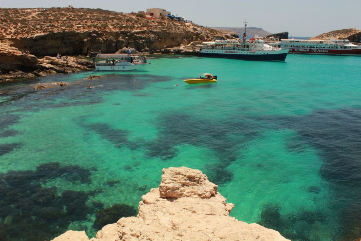 Embarcações fazem o trajeto até Comino, onde fica a Lagoa Azul