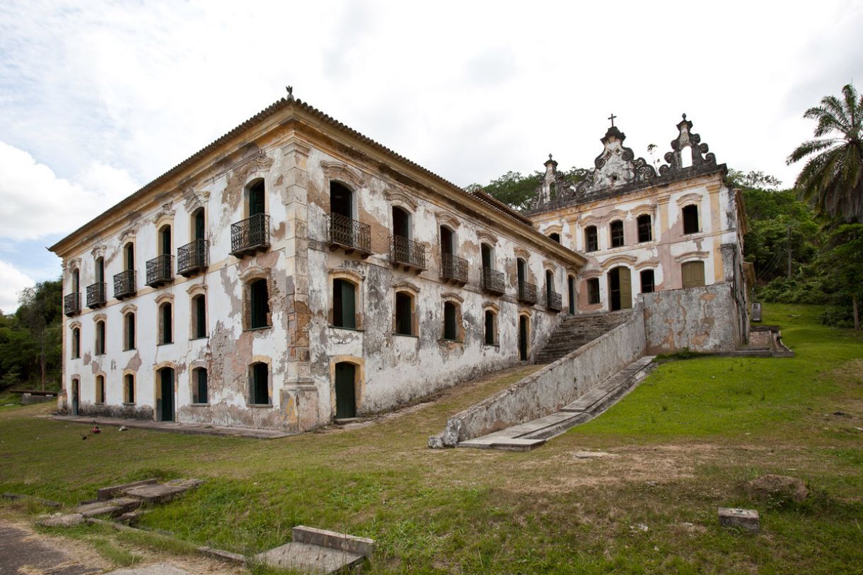 A casa-grande dos primeiros engenhos copia as casas de fazenda e de produção de trigo de Portugal