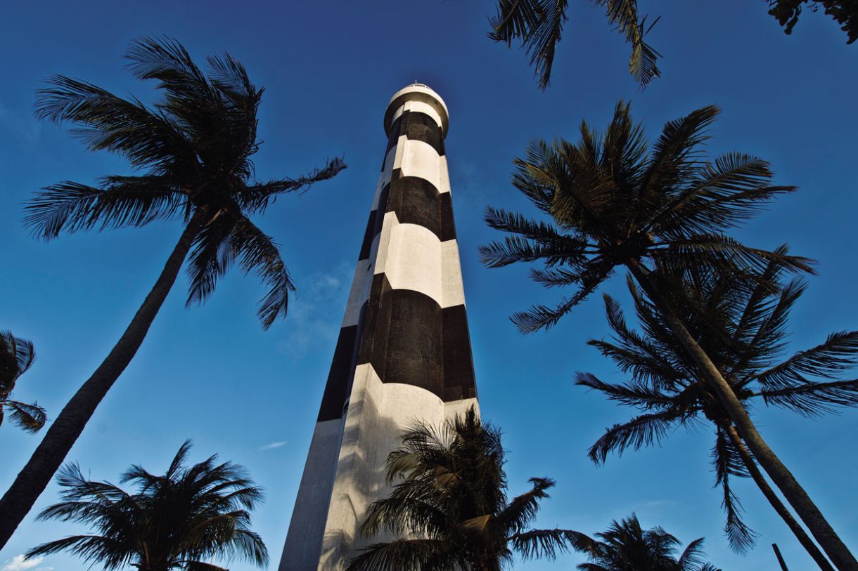 O imponente farol pode ser visto de quase todos os pontos da cidade