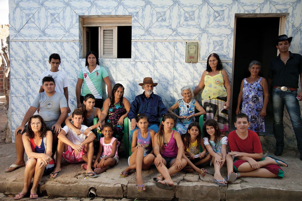 Reunião de quatro gerações da família de Amélia Targino (sentada, ao centro), em frente de casa, no município de Apodi (RN)