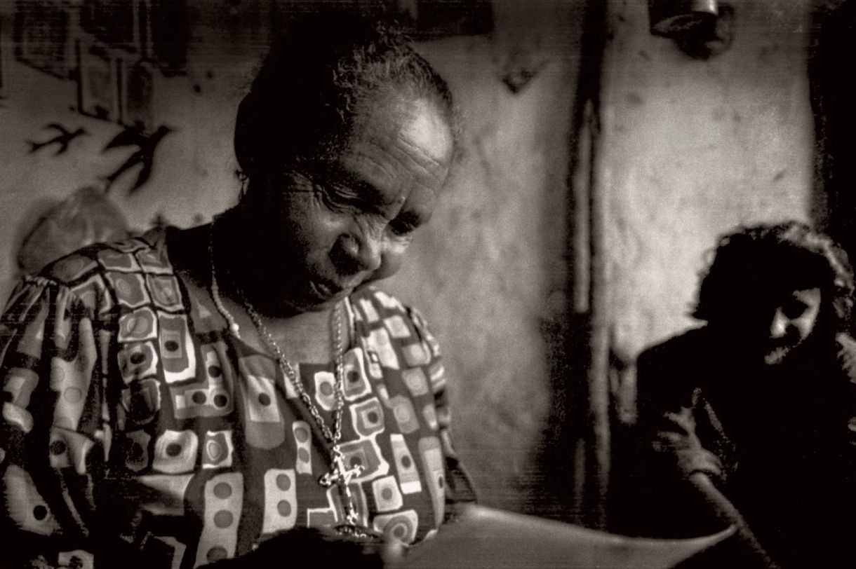 Ciça do Barro Cru entrega fotos a Ricardo Tilkian, fotógrafo paulista que fez o único ensaio sobre a artista