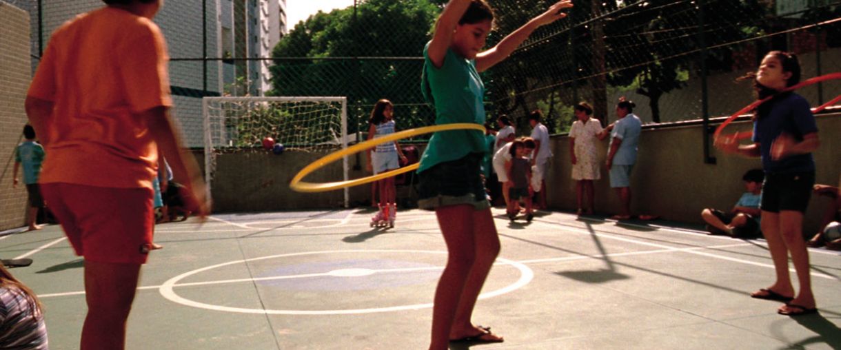 'O som ao redor' tem início com um grupo de crianças no playground de um condomínio