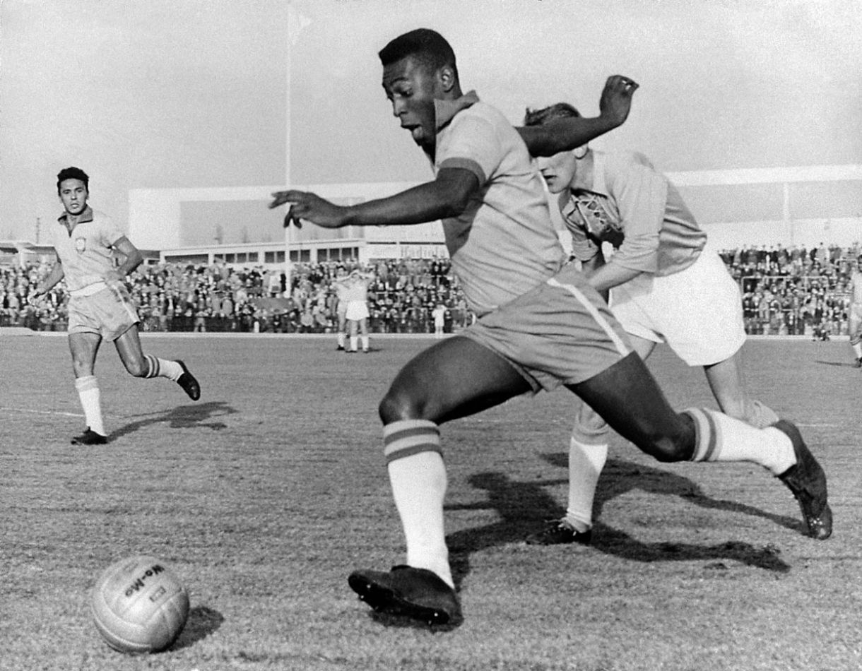 Em textos escritos sobre Pelé, Mário adota tom sociológico; Nelson, apoteótico