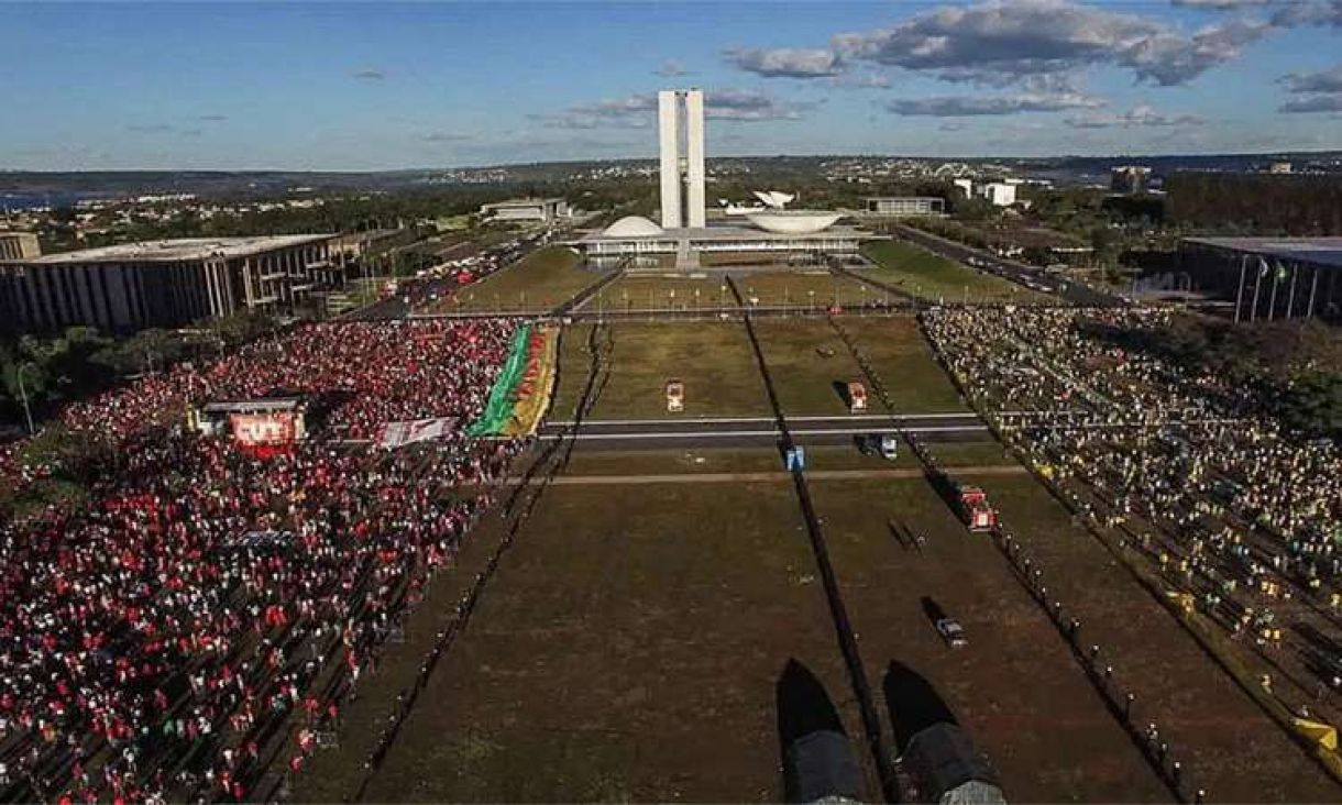 Frame do documentário 'Democracia em vertigem', de Petra Costa