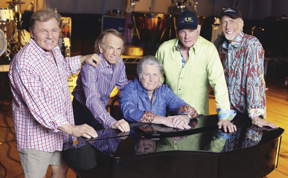  Bruce Johnston, Al Jardine, Brian Wilson, Mike Love e David Marks comemoram o cinquentário