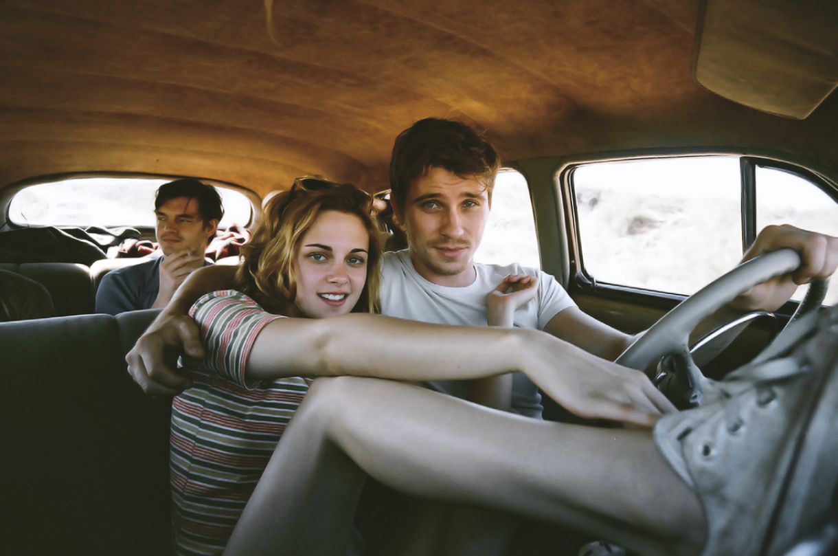 À frente, Kristen Stewart (Marylou) e Garrett Hedlund (Dean Moriarty), em cena do filme de Walter Salles