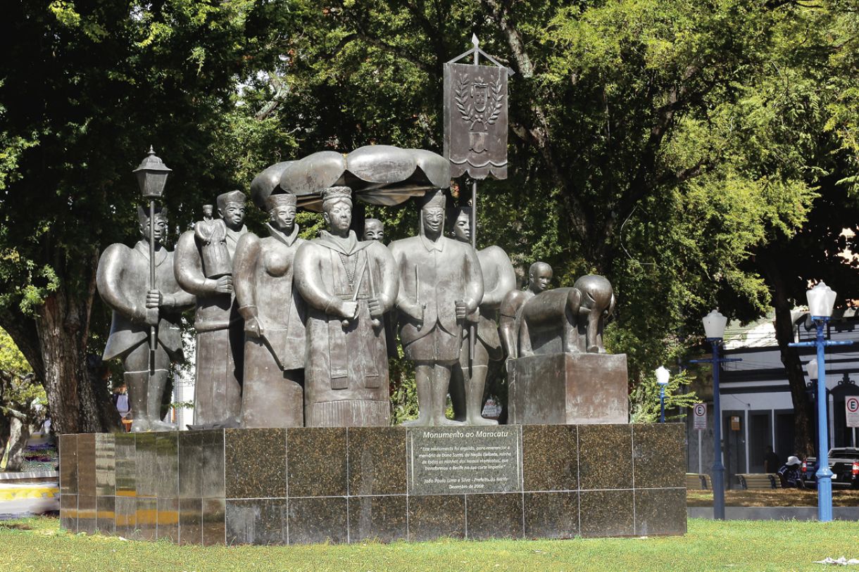 'Monumento ao Maracatu', na Praça das 5 Pontas, bronze, 4 x 3m, 2008, de Abelardo da Hora