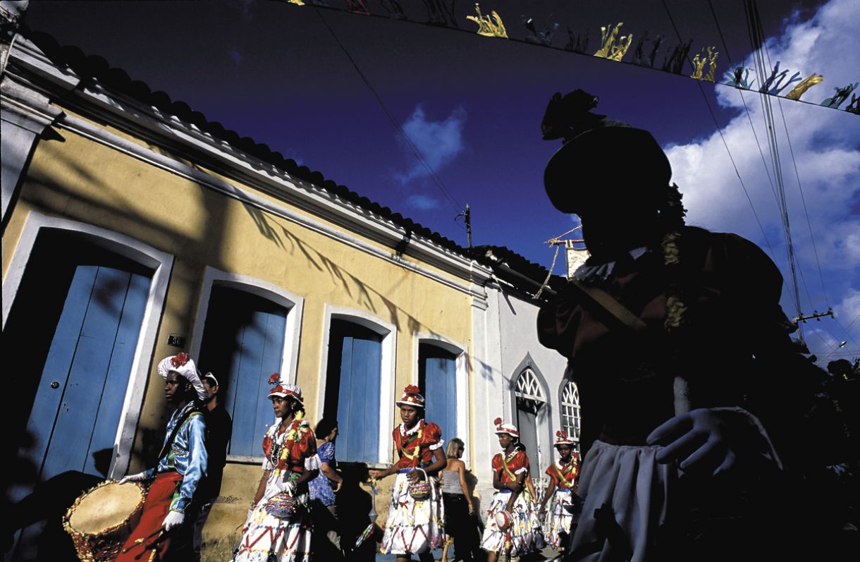 O cortejo da tarde finaliza a participação das Taieiras de Laranjeiras na Festa de Reis