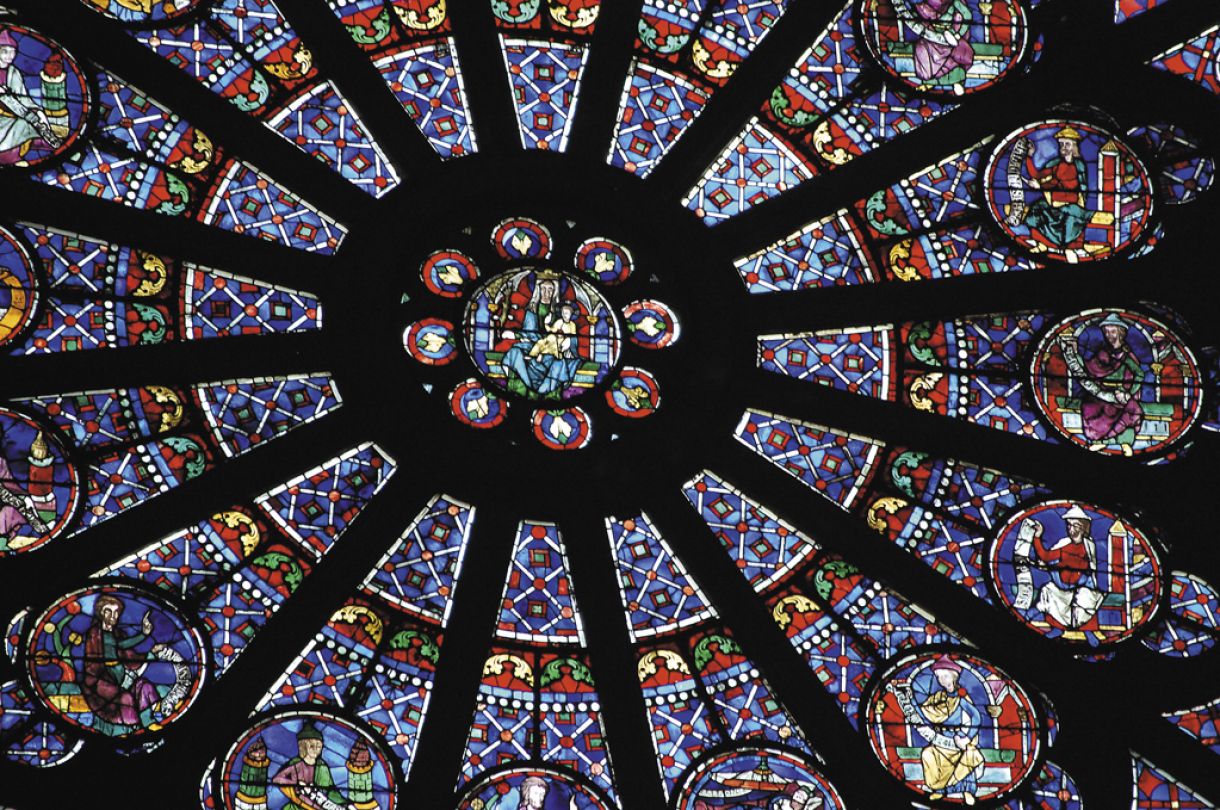 Na Catedral de Notre-Dame, um detalhe mostra a complexidade da arte vitral