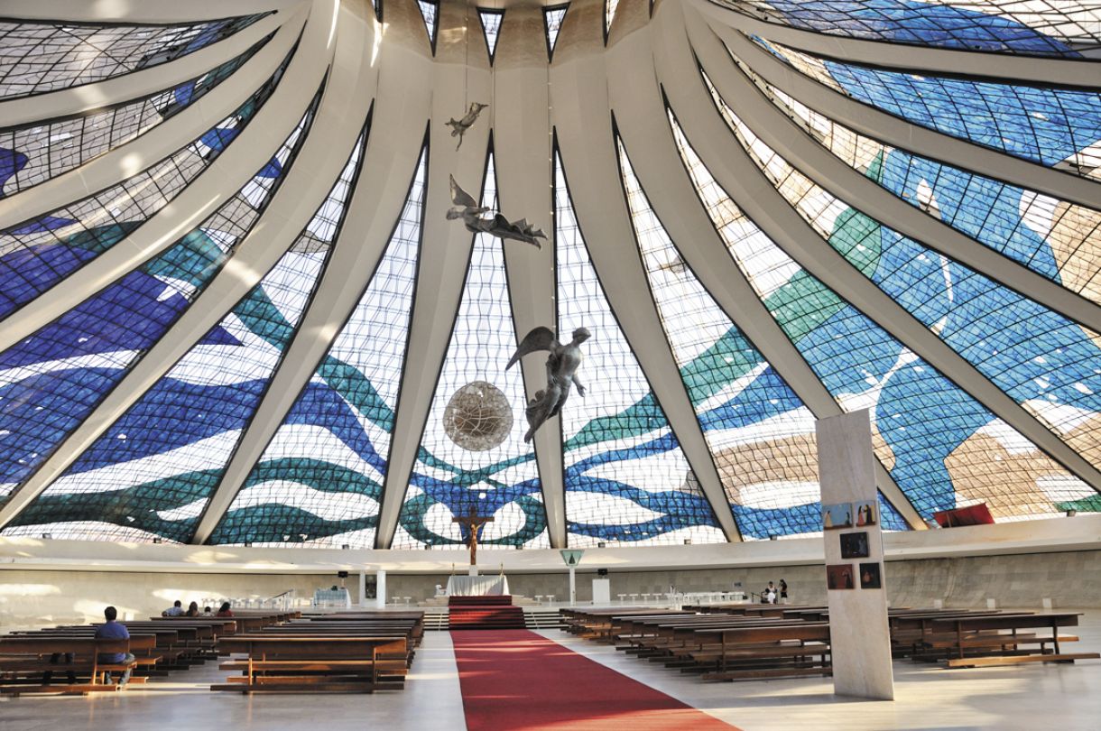 O vitral de Marianne Peretti para a Catedral de Brasília está totalmente integrado à obra de Oscar Niemeyer