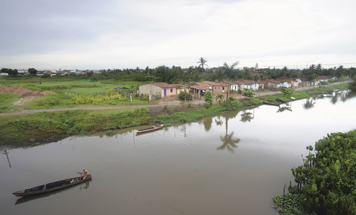 Goiana vista da BR-101 , margeada pelo rio que lhe dá o nome