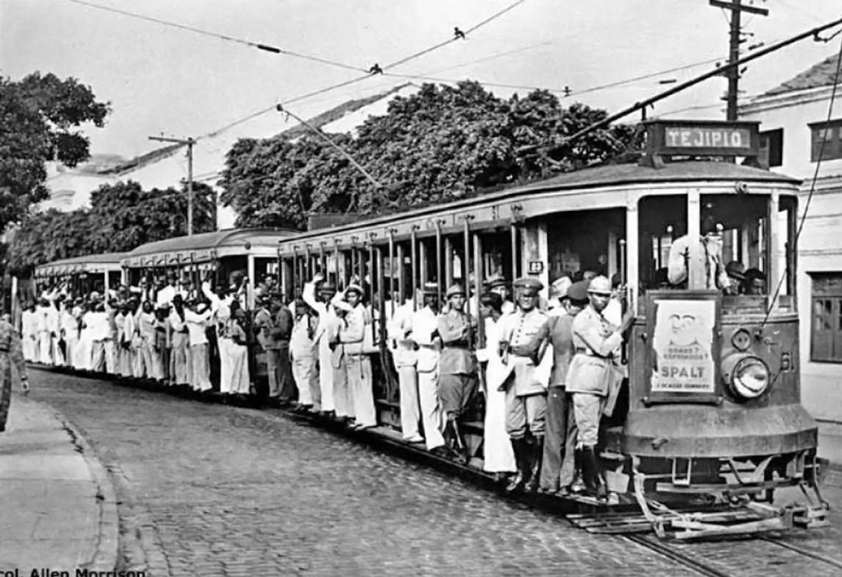 Bondes do Recife abertos, que circulavam solteiros ou rebocando outros