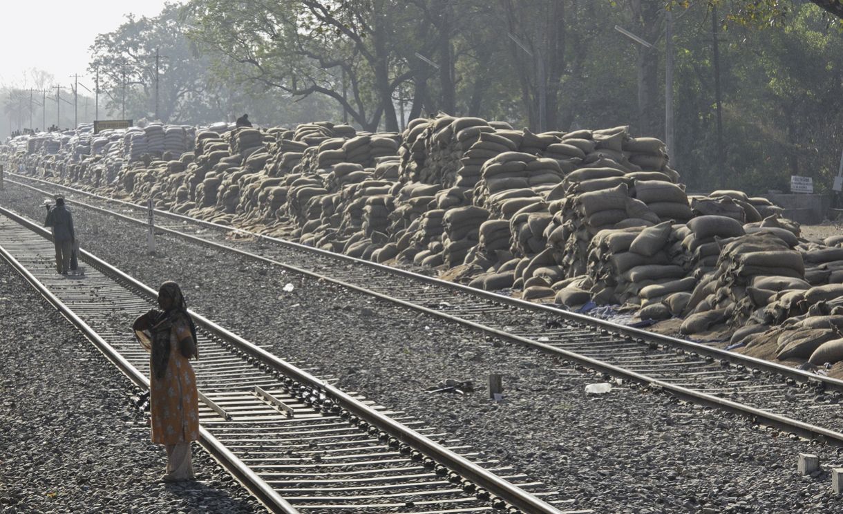 Trilhos de uma ferrovia nos arredores de Udaipur, uma das mais prósperas cidades da Índia