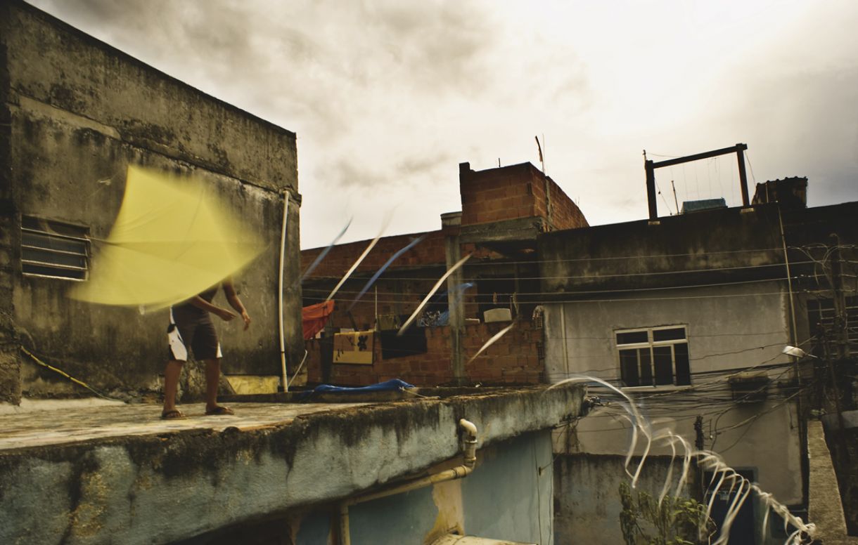 Imagem de ensaio do fotógrafo Léo Lima, do Coletivo Favela em Foco, sobre soltadores de pipas