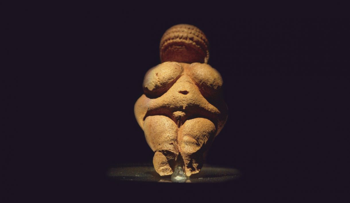 Pedra calcárea, 11,1 cm de altura, 22 mil a.C., desenterrada pelo arqueólogo Josef Szombathy, Willendorf, Áustria, 1908