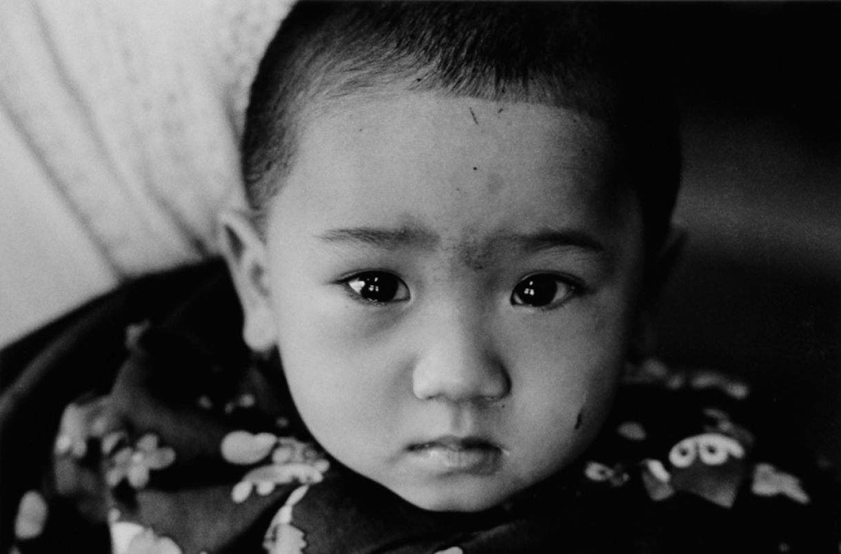 Criança japonesa em 1979, pelas lentes do fotógrafo Hiroshi Oshima, um dos participantes da exposição