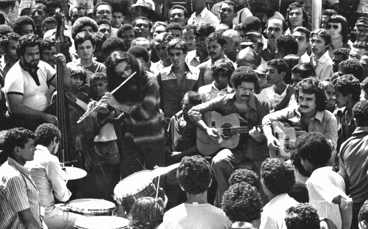 Quinteto é cercado por transeuntes em show no Mercado de são José