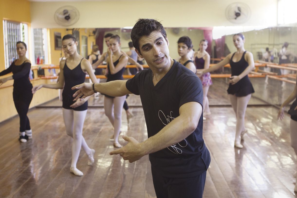 As aulas de clássico são compostas de preparação física, estudo de técnicas de dança e conhecimentos teóricos