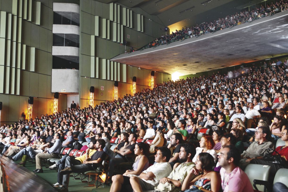 A cada edição, 30 mil pessoas circulam pelo Teatro Guararapes